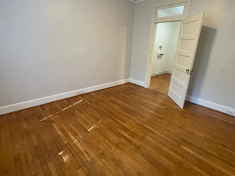 302 Harden St — Photo 4
