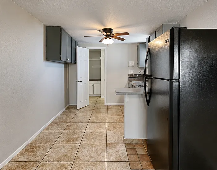 1402 W Mercer Ln — Photo 4