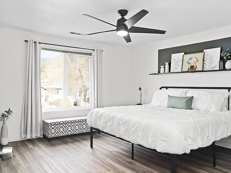 221 NE Steiger St #221 — Photo 16