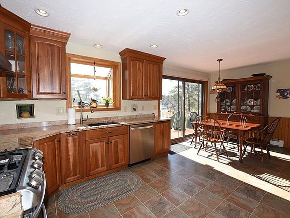 4th image of 22 Cranberry Cir