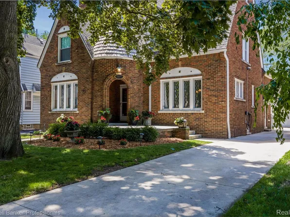 1377 Harvard Rd, Grosse Pointe Park, MI 48230