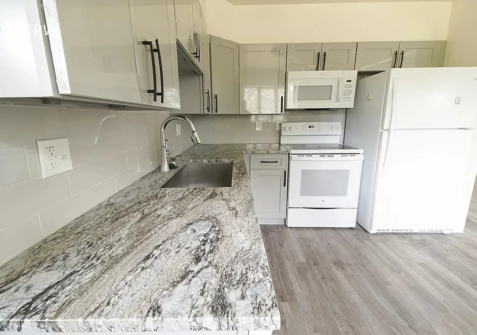 Beautifully Renovated, Spacious 4BR Home w/ Basement & Backyard! — Photo 4