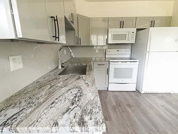 4th image of 3025 W Saratoga Ave