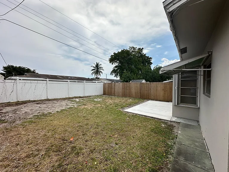 1404 SE 3rd Ter — Photo 16