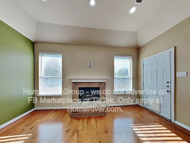 4 bed, 2.0 bath, 2581 sqft, $2,650 — Photo 3