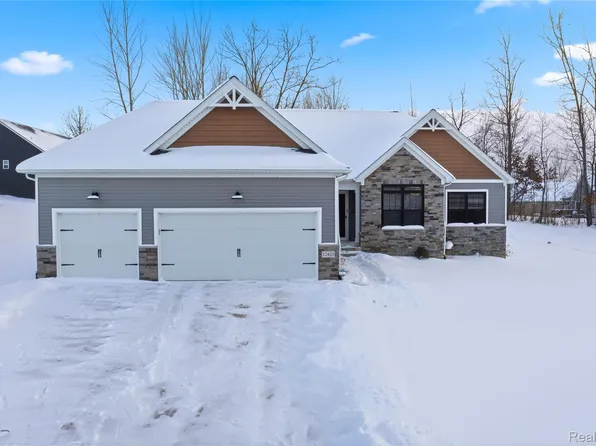 12425 Wolfberry Ct, Fenton, MI 48430