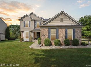 997 River Rock Dr, Holly, MI 48442