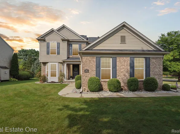 997 River Rock Dr, Holly, MI 48442