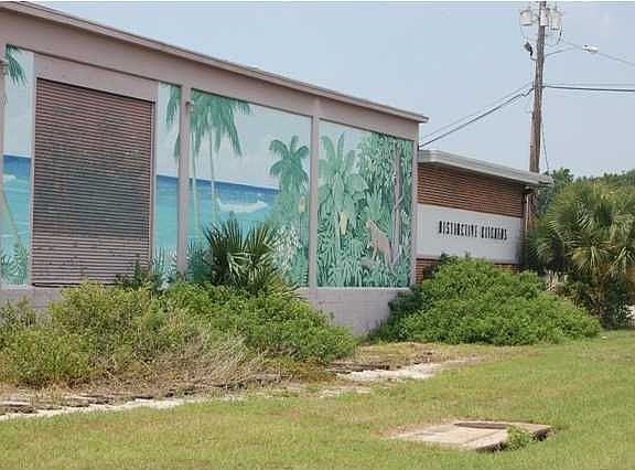 5th image of 1810 Barrancas Ave
