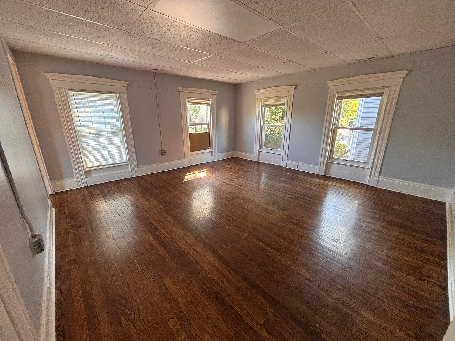 4 bed, 1.0 bath, 1756 sqft, $2,900 — Photo 2