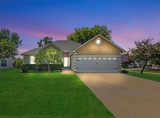 1222 S Raintree Dr, Tonganoxie, KS 66086