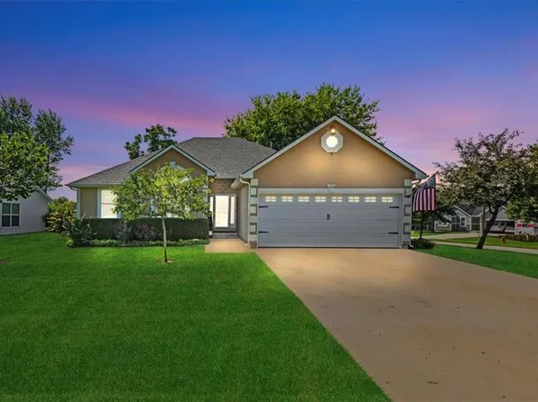 1222 S Raintree Dr, Tonganoxie, KS 66086