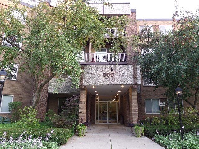 1st image of 909 E Kenilworth Ave Unit 301