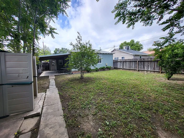 555 W Whittier Ave — Photo 39