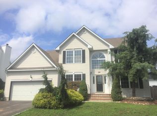 26 Heritage Dr, Englishtown, NJ 07726