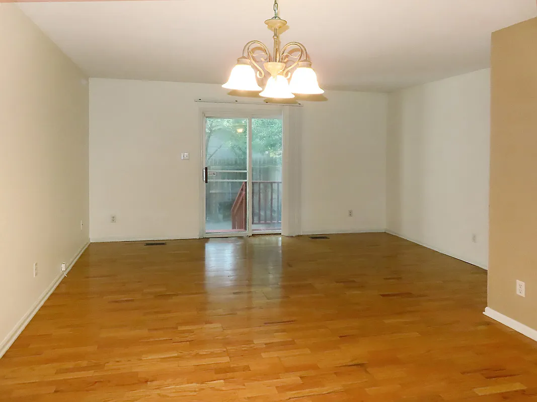 2 bed, 1.5 bath, 1053 sqft, $1,595 — Photo 2
