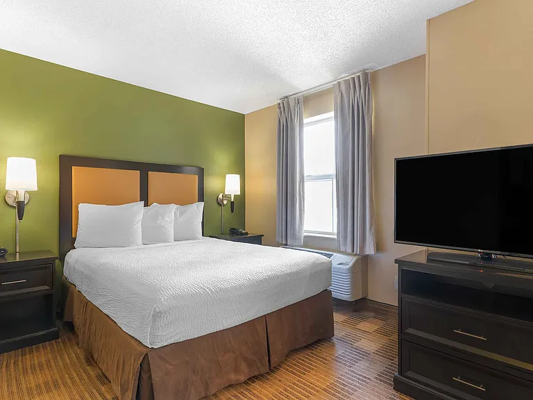 Deluxe Studio - 1 Queen Bed