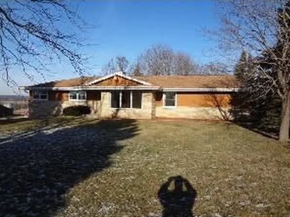 S82W27180 Hillview Dr, Mukwonago, WI 53149