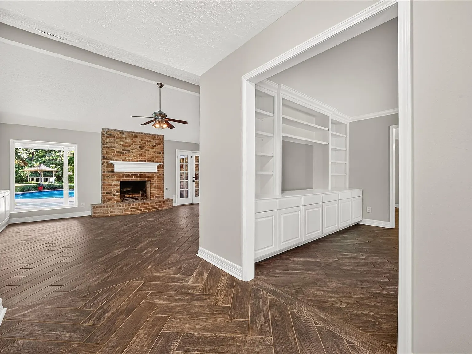 4 bed, 2.0 bath, 2410 sqft, $2,900 — Photo 3