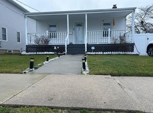 5 Elm St, Hicksville, NY 11801