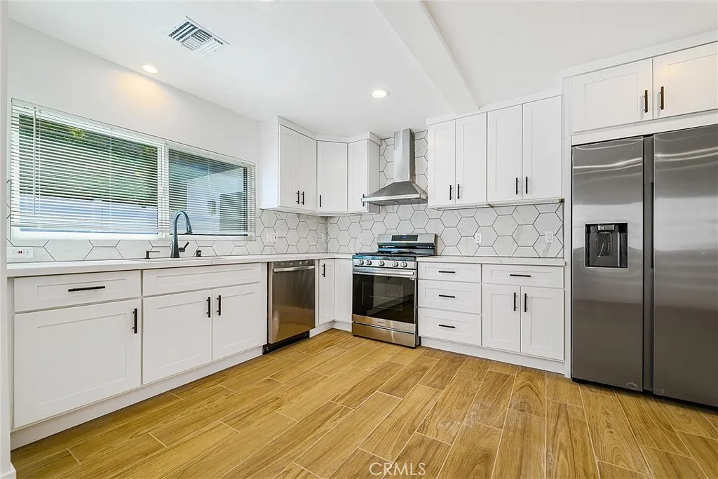 3 bed, 1200 sqft, $4,399 — Photo 3