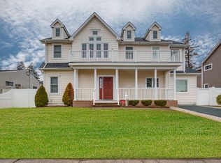 16 Mitchell Ave, Plainview, NY 11803
