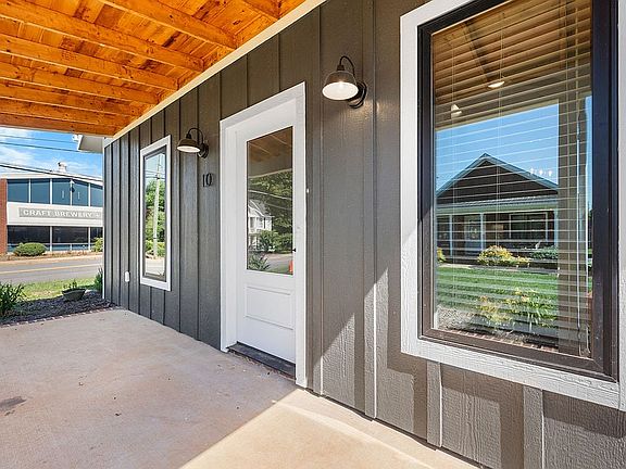 4th image of 10 Cottage Ct