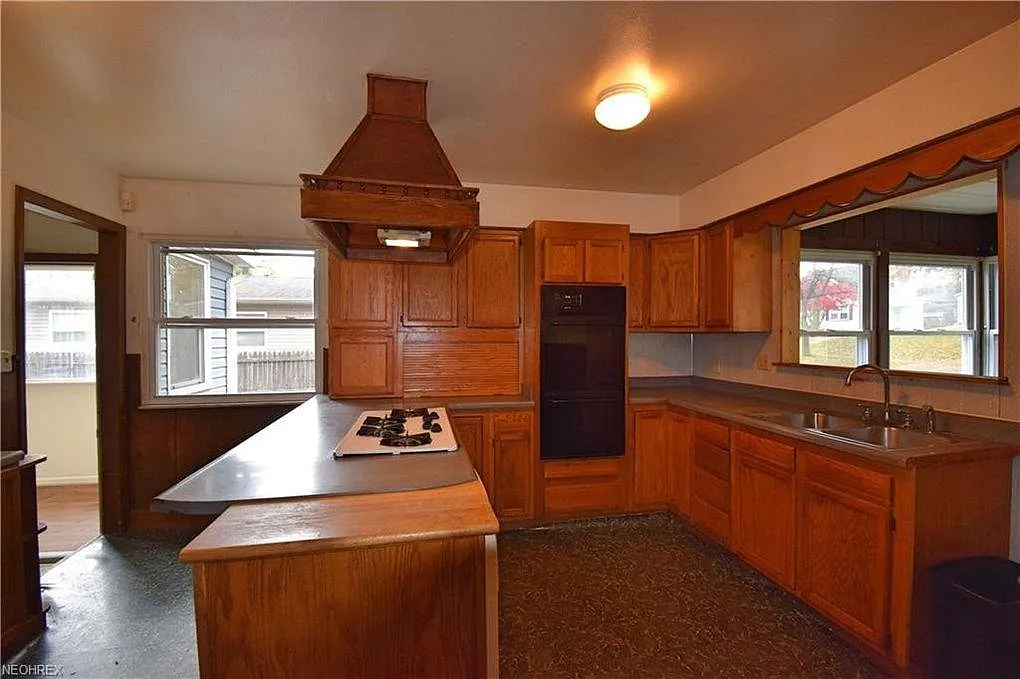 455 Leeds St photo 1
