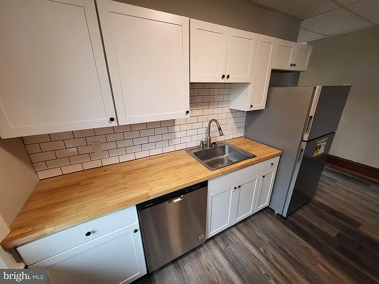 201 E Market St — Photo 4