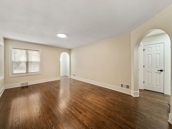 3rd image of 10235 S Rhodes Ave