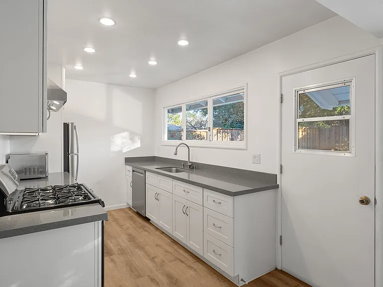 1921 Jardin Dr — Photo 7