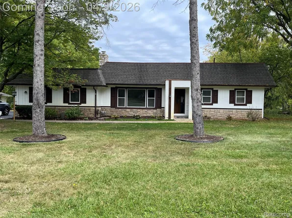 3930 Harris Ln, West Bloomfield, MI 48323