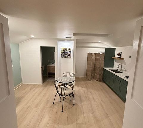 5th image of 1031 E Tujunga Ave #A