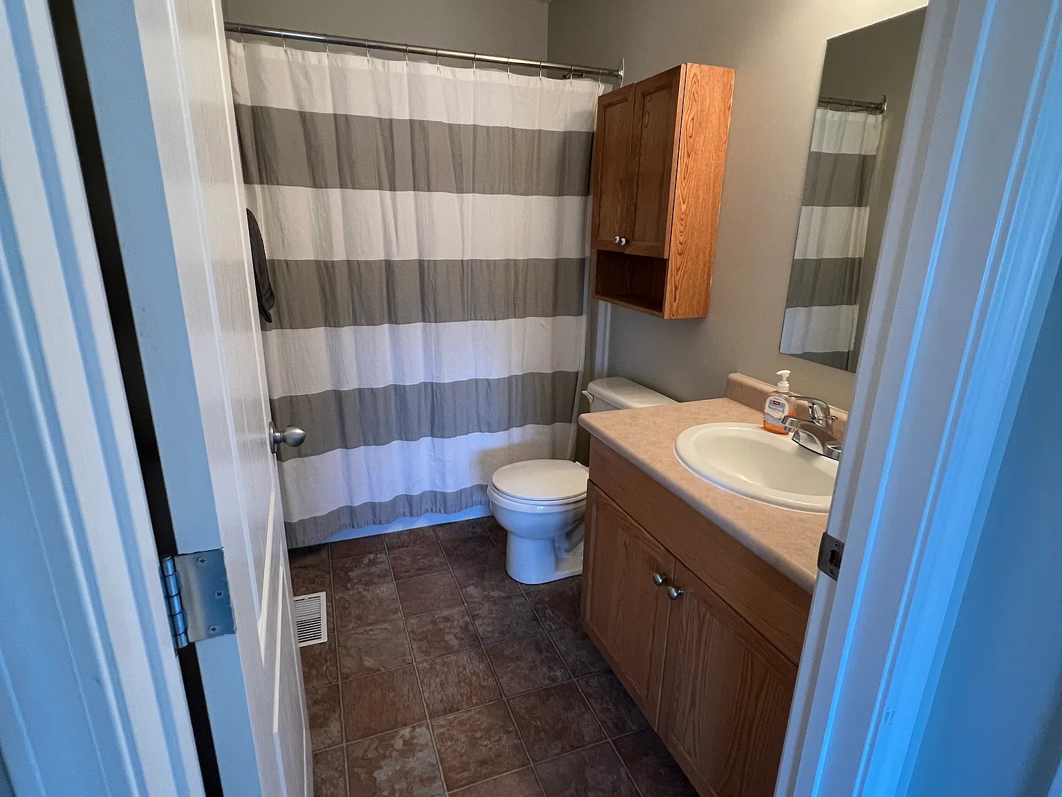 5 bed, 2460 sqft, $3,250 — Photo 4