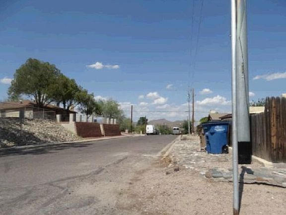 Exterior Neighborhood (street photo)