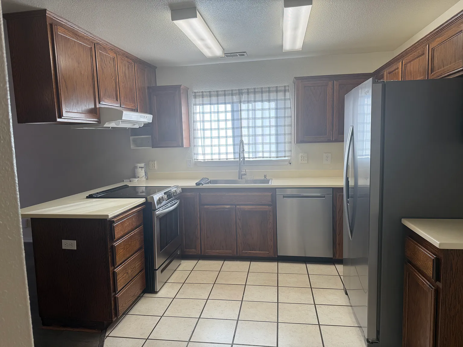 3 bed, 1131 sqft, $2,000 — Photo 2