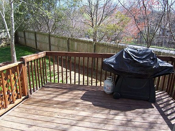Deck/Fenced Backyard