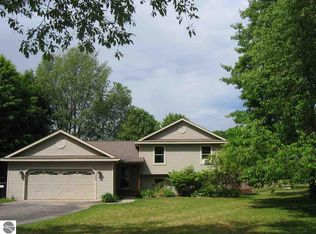 6626 Windwood Dr, Lake Ann, MI 49650