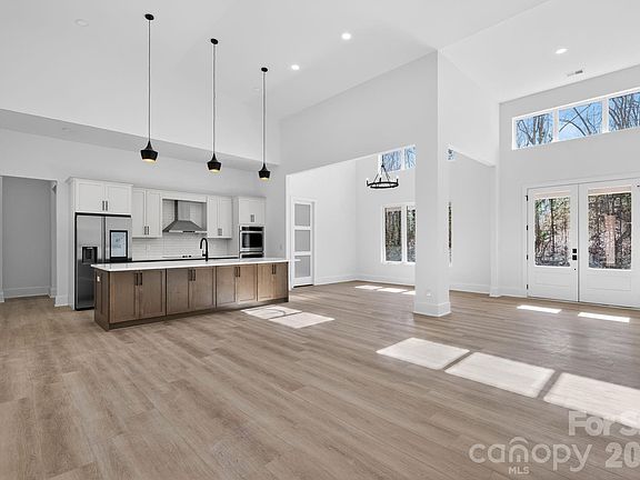 5th image of 414 Rugby Rd