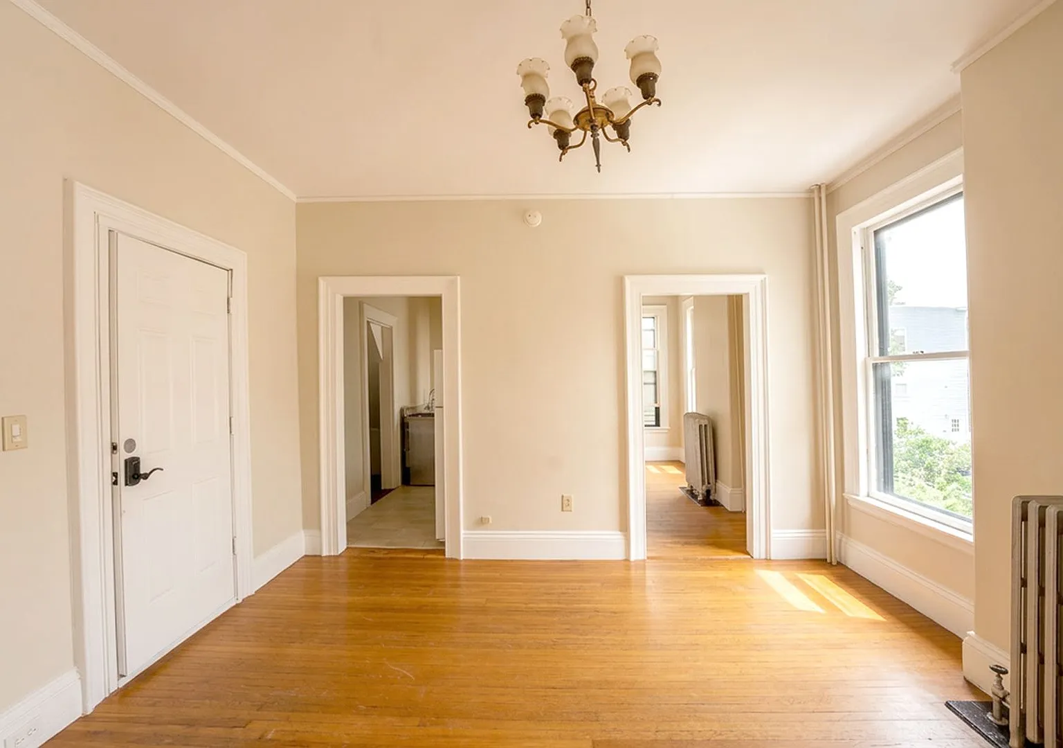 Massive 1-Bedroom in the West End | Heat, Hot Water, Parking & Laundry! — Photo 4