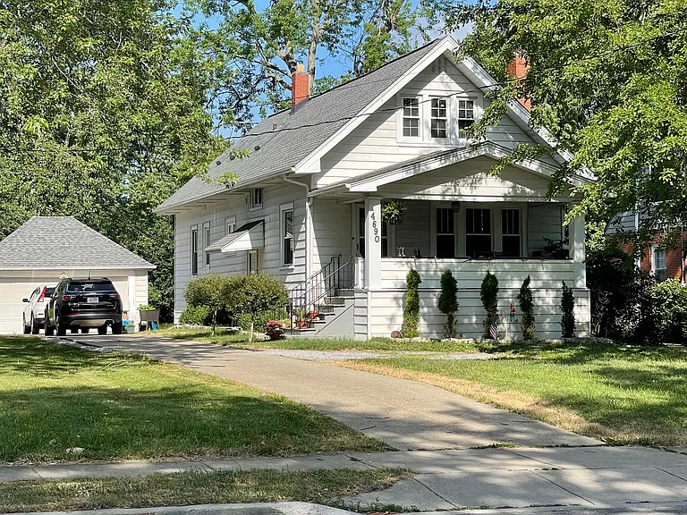 4690 Harlem Rd — Photo 1