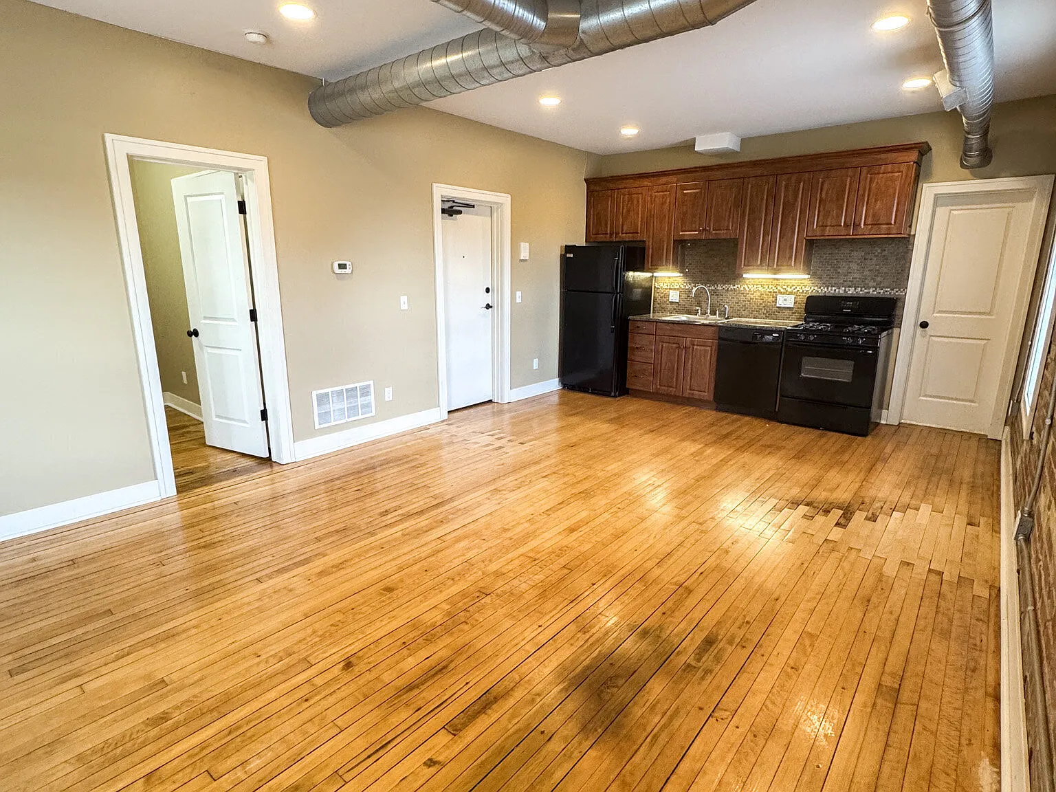 Downtown 1 Bed / 1 Bath with Central Air and Heat — Photo 3