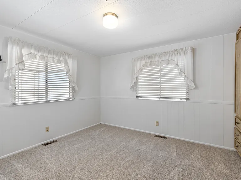 5223 E Lindstrom Ln — Photo 10