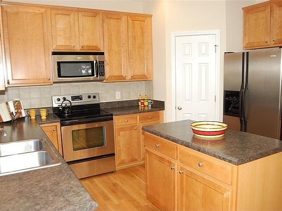 Tile BackSplash, StainlessSteel Appliances