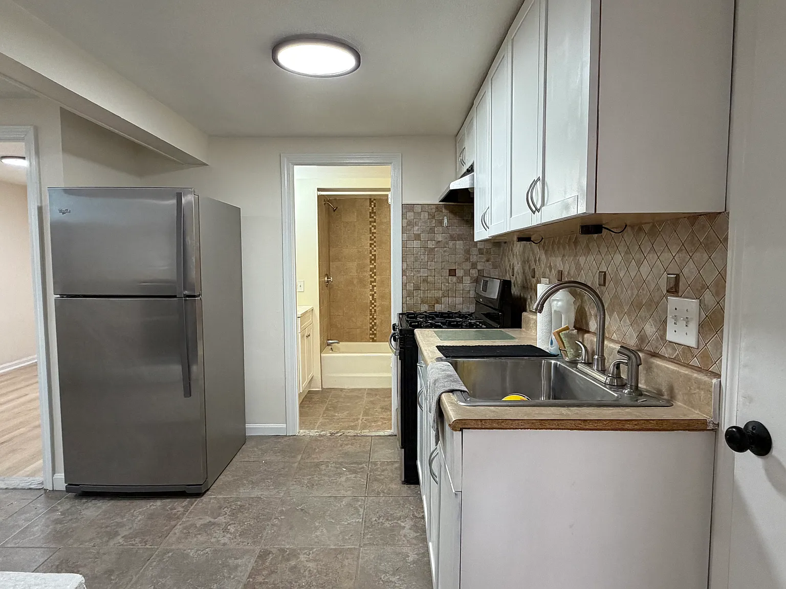 2 bed, 700 sqft, $1,700 — Photo 3