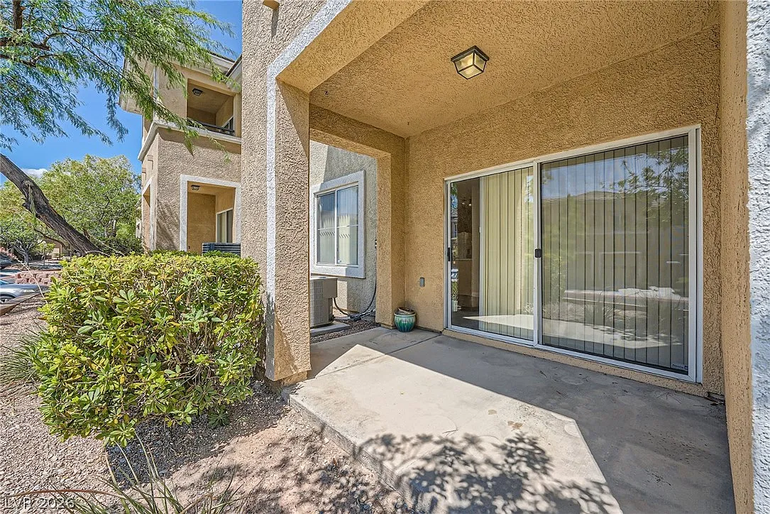 3 bed, 2.5 bath, 1601 sqft, $1,799 — Photo 2