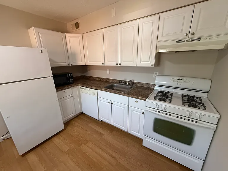 7201 Sarah St #9 — Photo 3