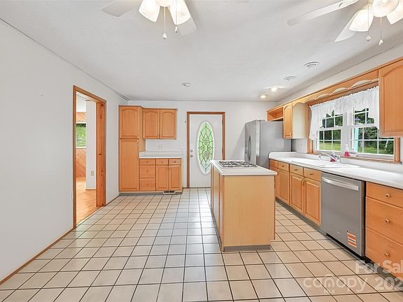 5th image of 121 Walnut Holler Dr