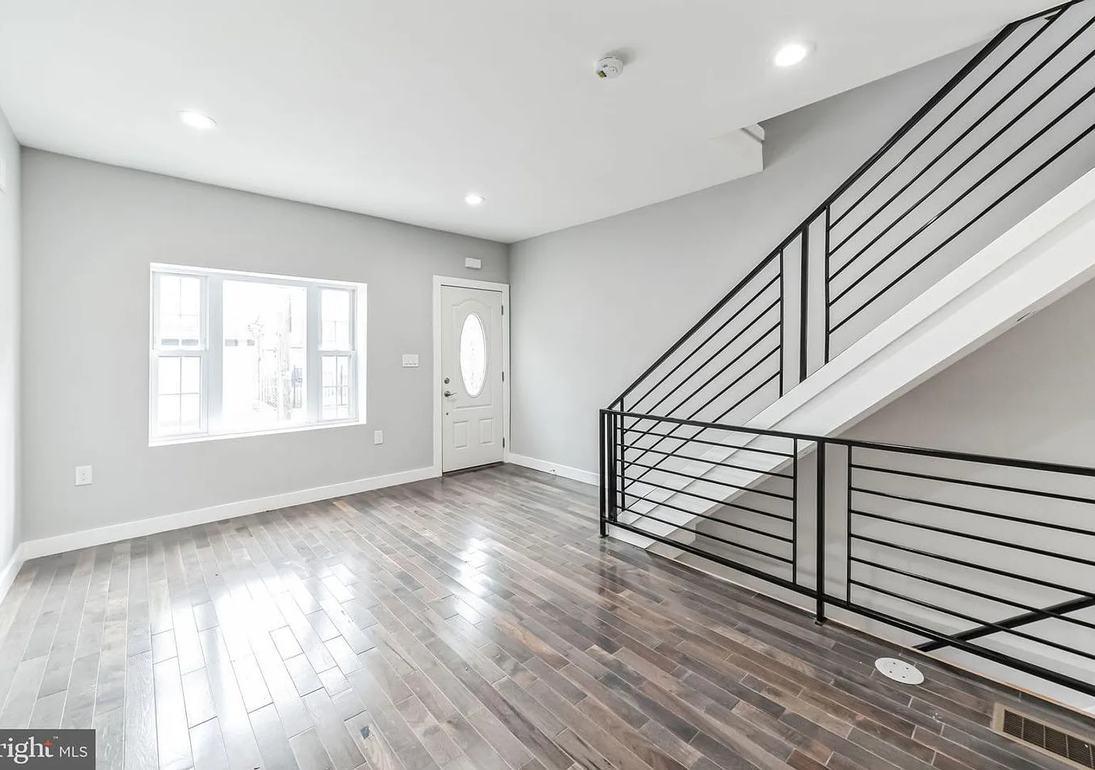 Excellent Port Richmond 3BR with Finished Basement & Patio — Photo 3
