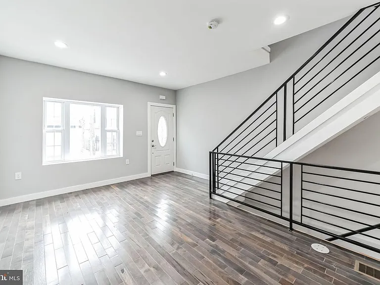 3414 Salmon St — Photo 3